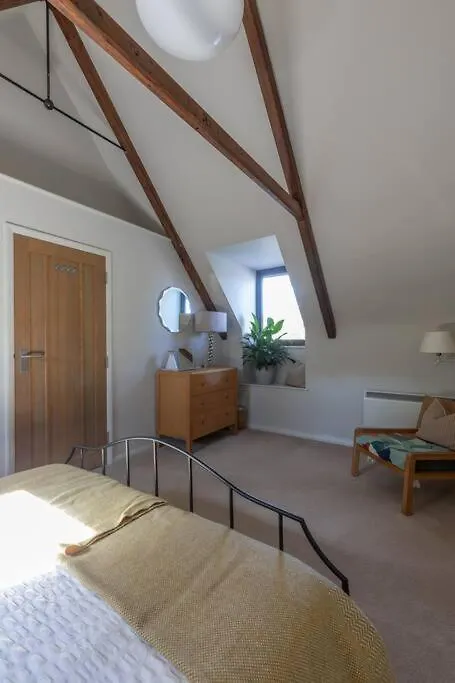 The Loft Apartment Faygate 0*,